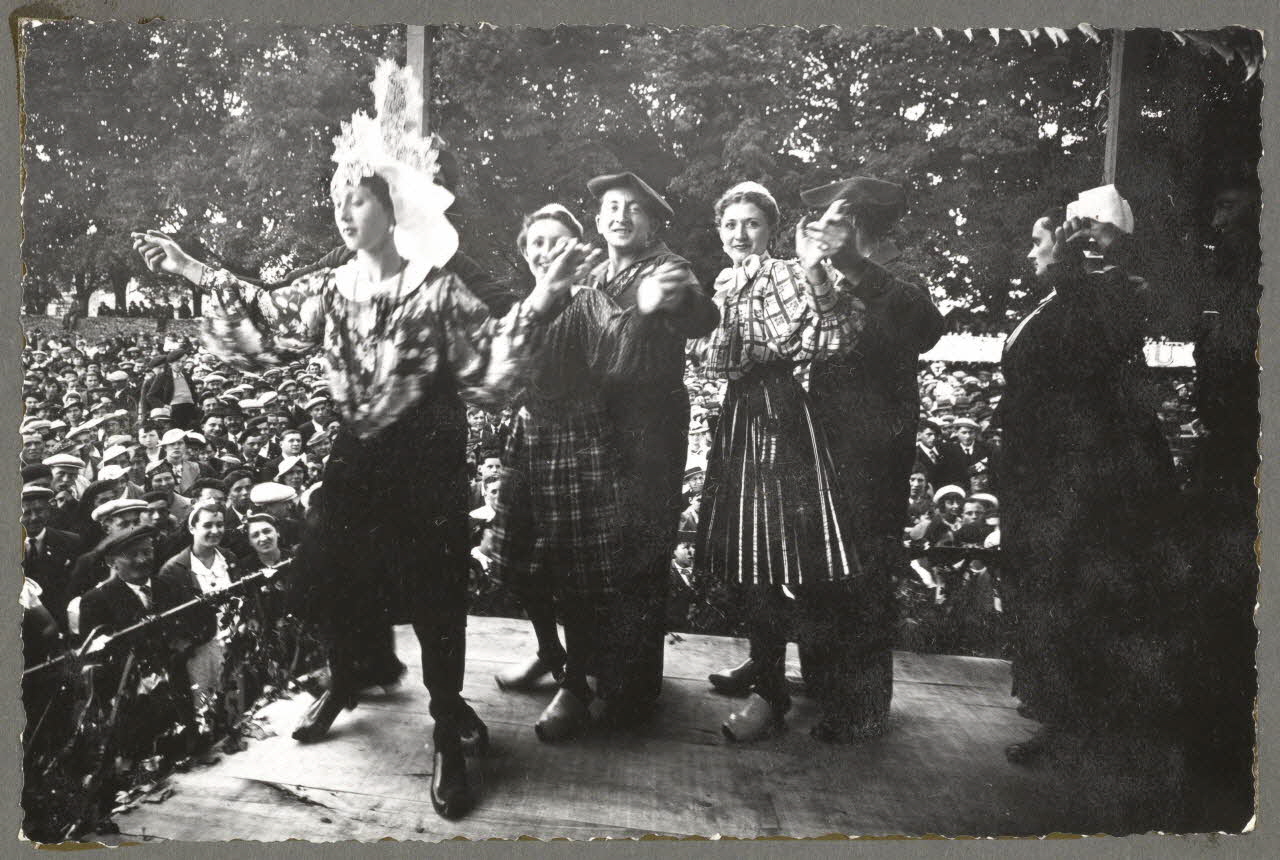 Pierre Verger photographie Groupe folklorique Bise-Dur Pays de la Loire, France 1938/7/4 Ph.1941.51.38 Photo Fondation Pierre Verger  (Mucem) / Pierre Verger