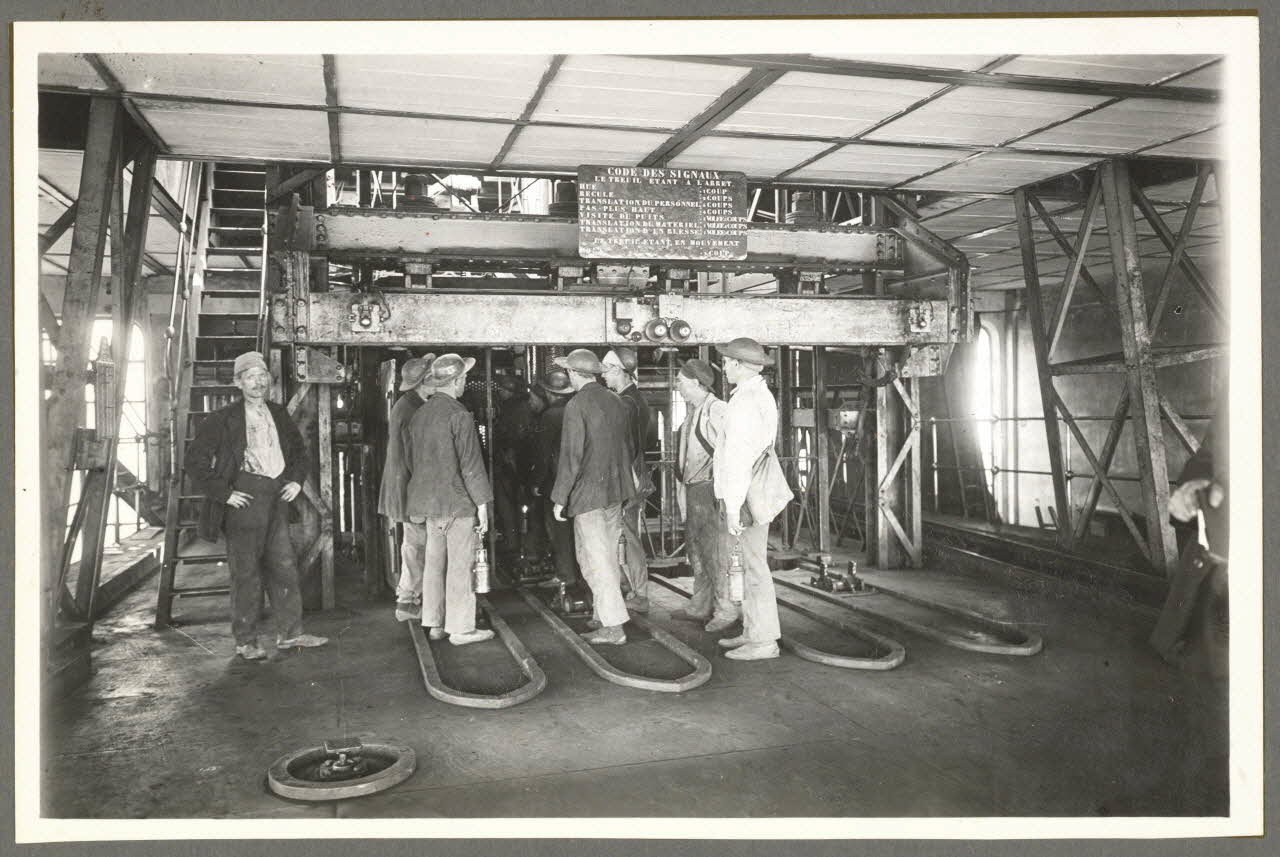 Anonyme photographie Compagnie des Mines de Béthune. Fosse 11. Descente des ouvriers Nord-Pas-de-Calais, France 1940/3/16 Ph.1941.56.6 Photo