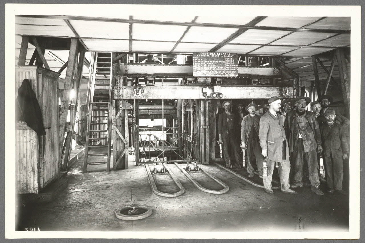 Anonyme photographie Compagnie des Mines de Béthune. Fosse 11. Remonte des ouvriers Nord-Pas-de-Calais, France 1940/3/16 Ph.1941.56.7 Photo