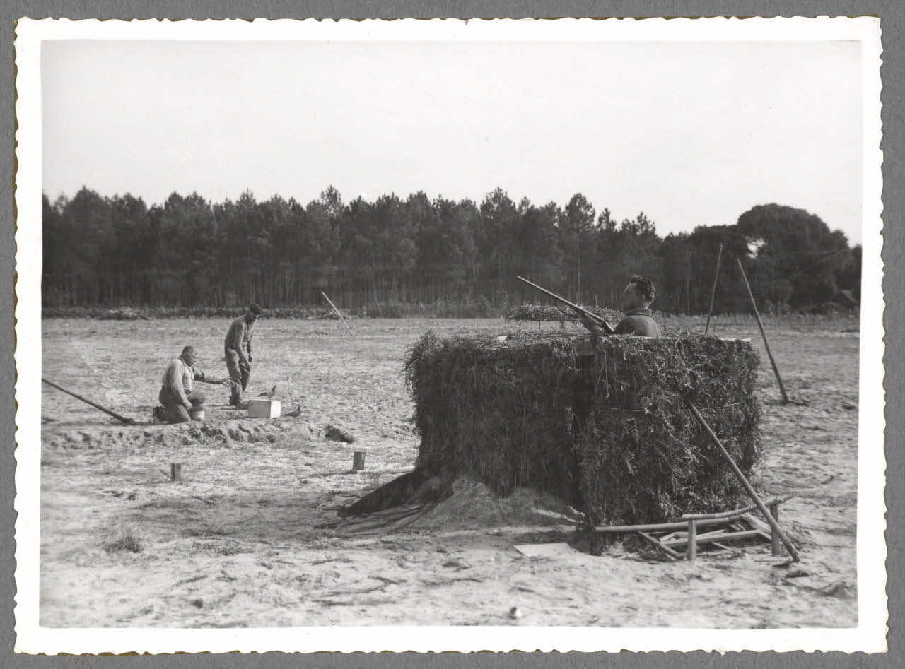 Emile Vignes photographie Chasse à la palombe : appeaux Aquitaine, France 1941 Ph.1941.58.16 Photo