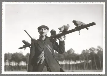 Emile Vignes photographie Route de Sabres. Chasse à la palombe : appeaux Aquitaine, France 1941 Ph.1941.58.2 Photo