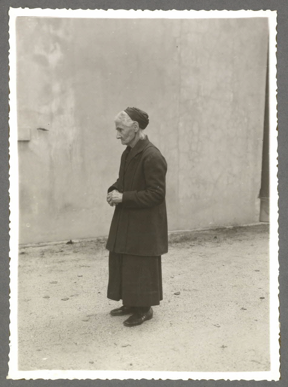 Emile Vignes photographie Femme âgée portant la coiffe Aquitaine, France 1941 Ph.1941.58.20 Photo
