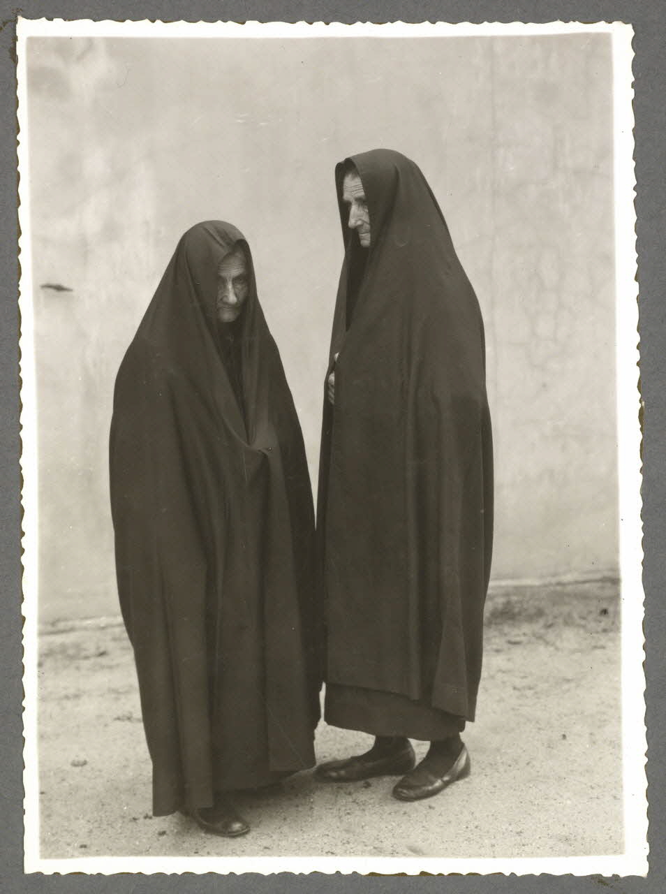 Emile Vignes photographie Deux femmes âgées. Manteau de deuil Aquitaine, France 1941 Ph.1941.58.21 Photo