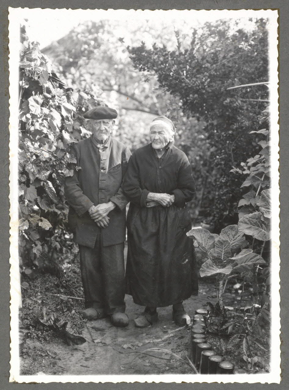 Emile Vignes photographie Couple de vieillards. Béret, coiffe, sabots Aquitaine, France 1941 Ph.1941.58.23 Photo
