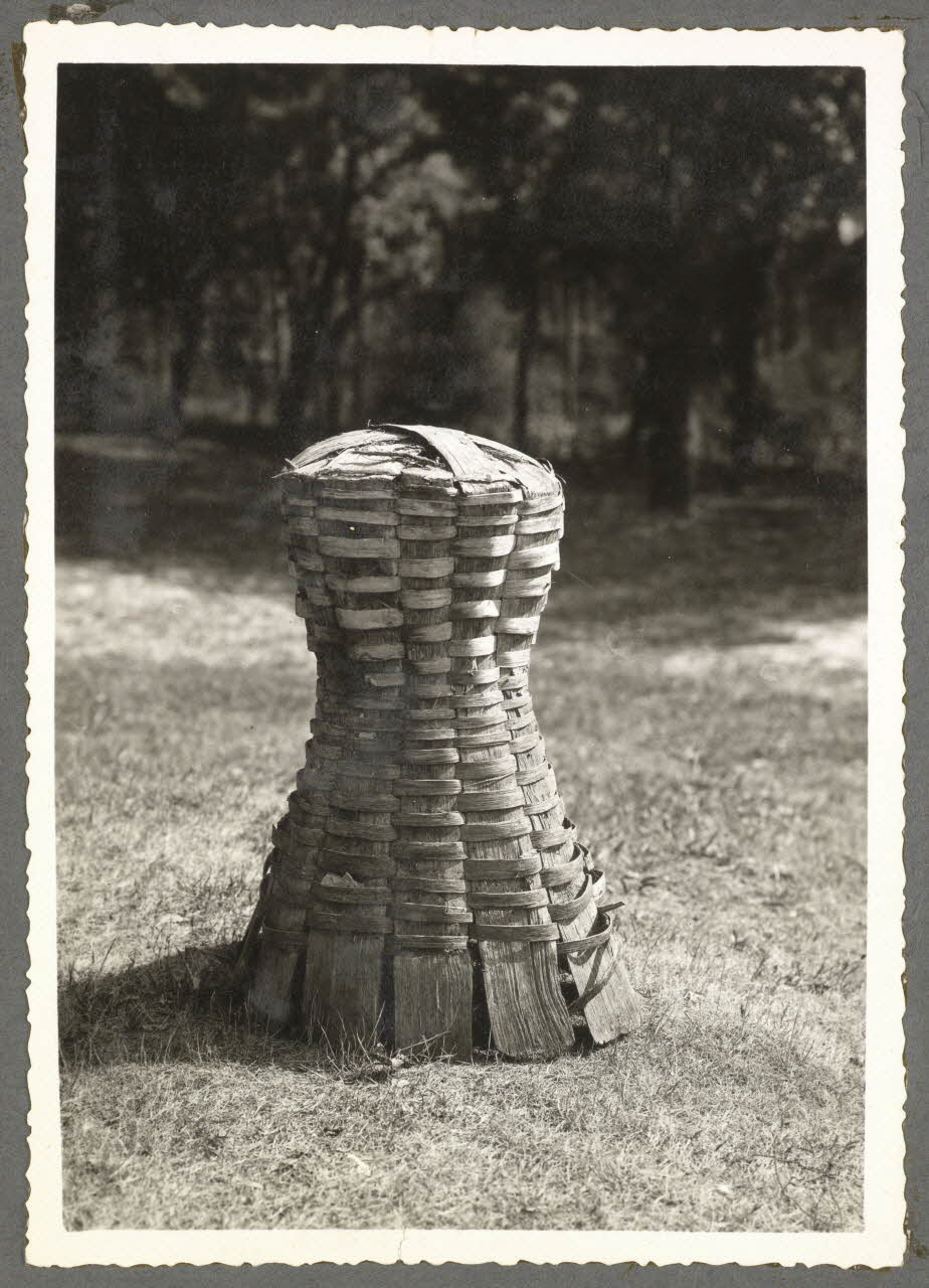 Emile Vignes photographie Ruches en éclisses tressées Aquitaine, France 1941 Ph.1941.58.26 Photo