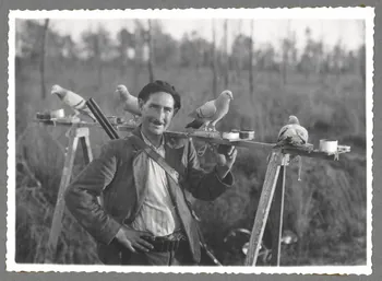 Emile Vignes photographie Chasse à la palombe : appeaux Aquitaine, France 1941 Ph.1941.58.3 Photo
