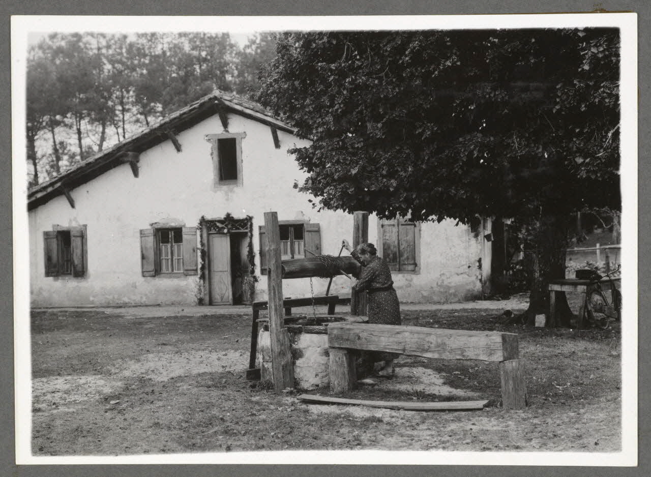 Emile Vignes photographie Puits à treuil. Femme puisant Aquitaine, France 1941 Ph.1941.58.31 Photo