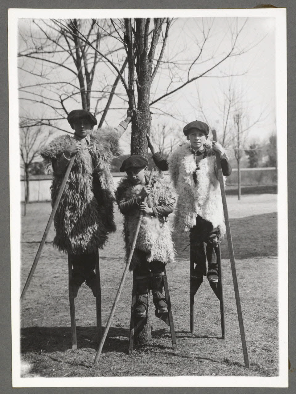 Emile Vignes photographie Trois bergers. Toisons, échasses Aquitaine, France 1941 Ph.1941.58.32 Photo