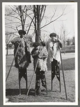 Emile Vignes photographie Trois bergers. Toisons, échasses Aquitaine, France 1941 Ph.1941.58.32  Photo