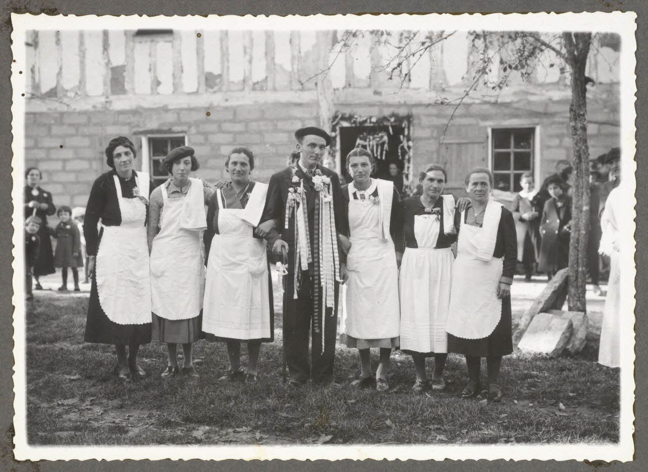 Emile Vignes photographie Casse-can et serveuses Aquitaine, France 1941 Ph.1941.58.36 Photo