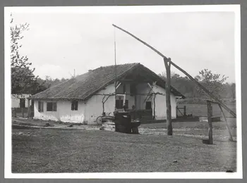 Emile Vignes photographie Maison à estandad, puits à balancier Aquitaine, France 1941 Ph.1941.58.4 Photo
