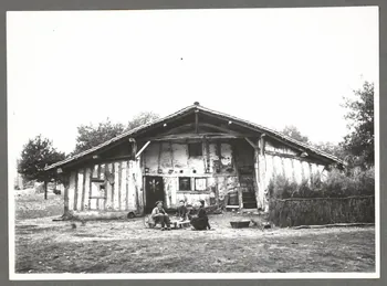Félix Arnaudin photographie Landes de Gascogne. Maison de la grande lande avec "estandad" Aquitaine, France 1937/10/13 Ph.1941.62.3 Photo