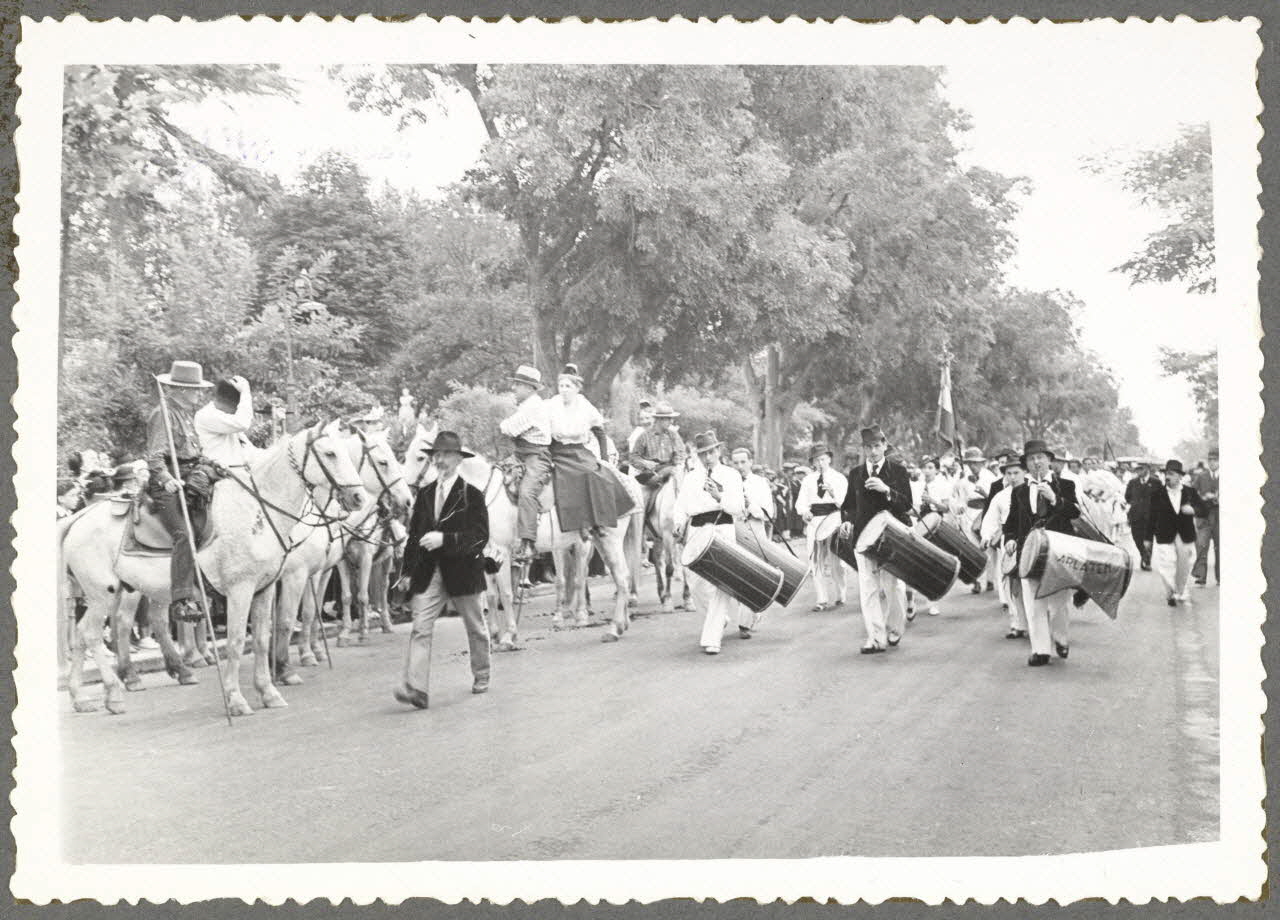 Barral photographie Fête du costume. Tête du cortège. Tambourinaires et gardians Provence-Alpes-Côte d'Azur, France 1938 Ph.1941.70.1 Photo