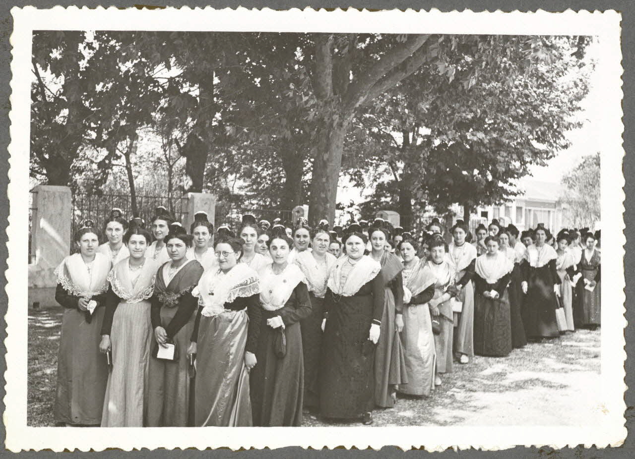 Barral photographie Fête du costume. Femmes Provence-Alpes-Côte d'Azur, France 1938 Ph.1941.70.3 Photo
