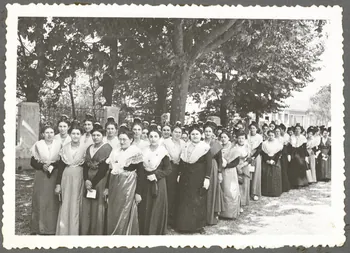 Barral photographie Fête du costume. Femmes Provence-Alpes-Côte d'Azur, France 1938 Ph.1941.70.3 Photo