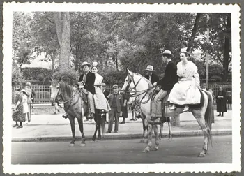 Barral photographie Fête du costume. Gardians. Arlésiennes en croupe Provence-Alpes-Côte d'Azur, France 1938 Ph.1941.70.4 Photo