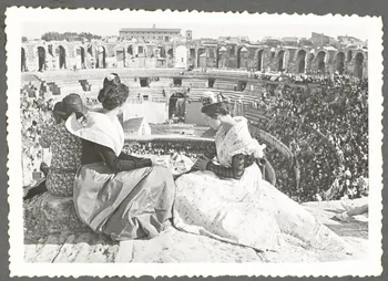Barral photographie Aux arènes. Représentation de l'Arlésienne Provence-Alpes-Côte d'Azur, France 1938 Ph.1941.70.7 Photo