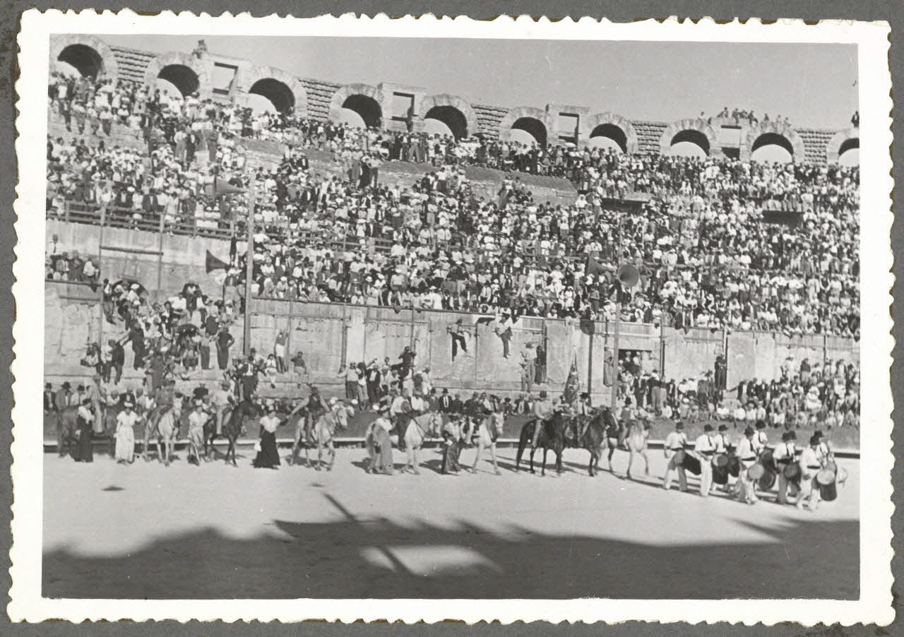 Barral photographie Aux arènes. Distribution de prix folkloriques Provence-Alpes-Côte d'Azur, France 1938 Ph.1941.70.8 Photo
