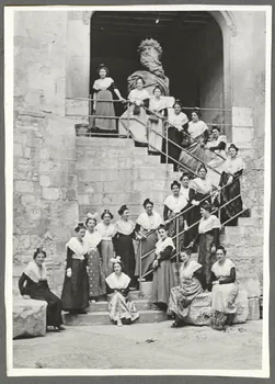 Jacques Gilles photographie Museon Arlaten. Groupe d'arlésiennes Provence-Alpes-Côte d'Azur, France 1938 Ph.1941.70.9 Photo