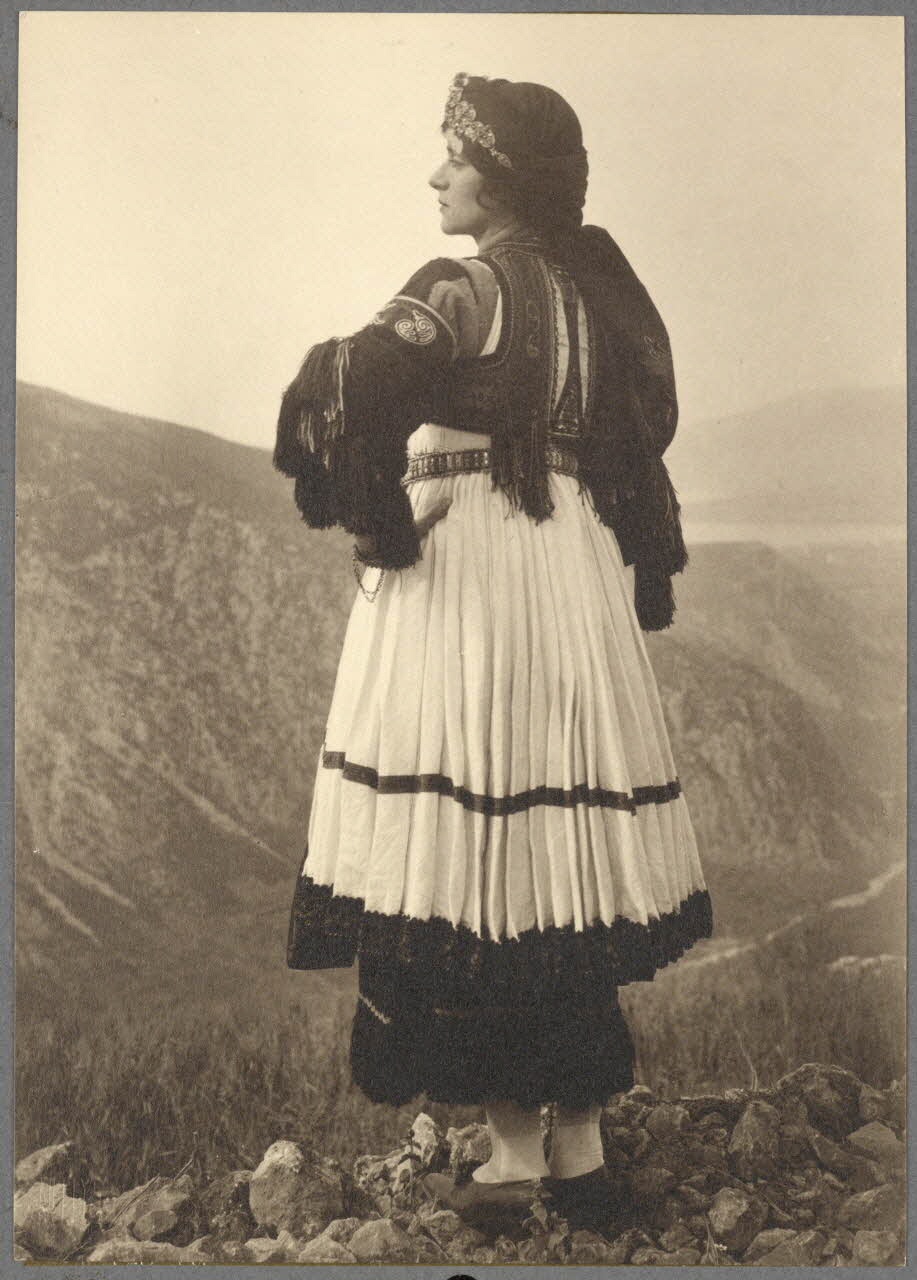 photographie Paysanne de Thessalie, costume local Ph.1941.71.3 Photo