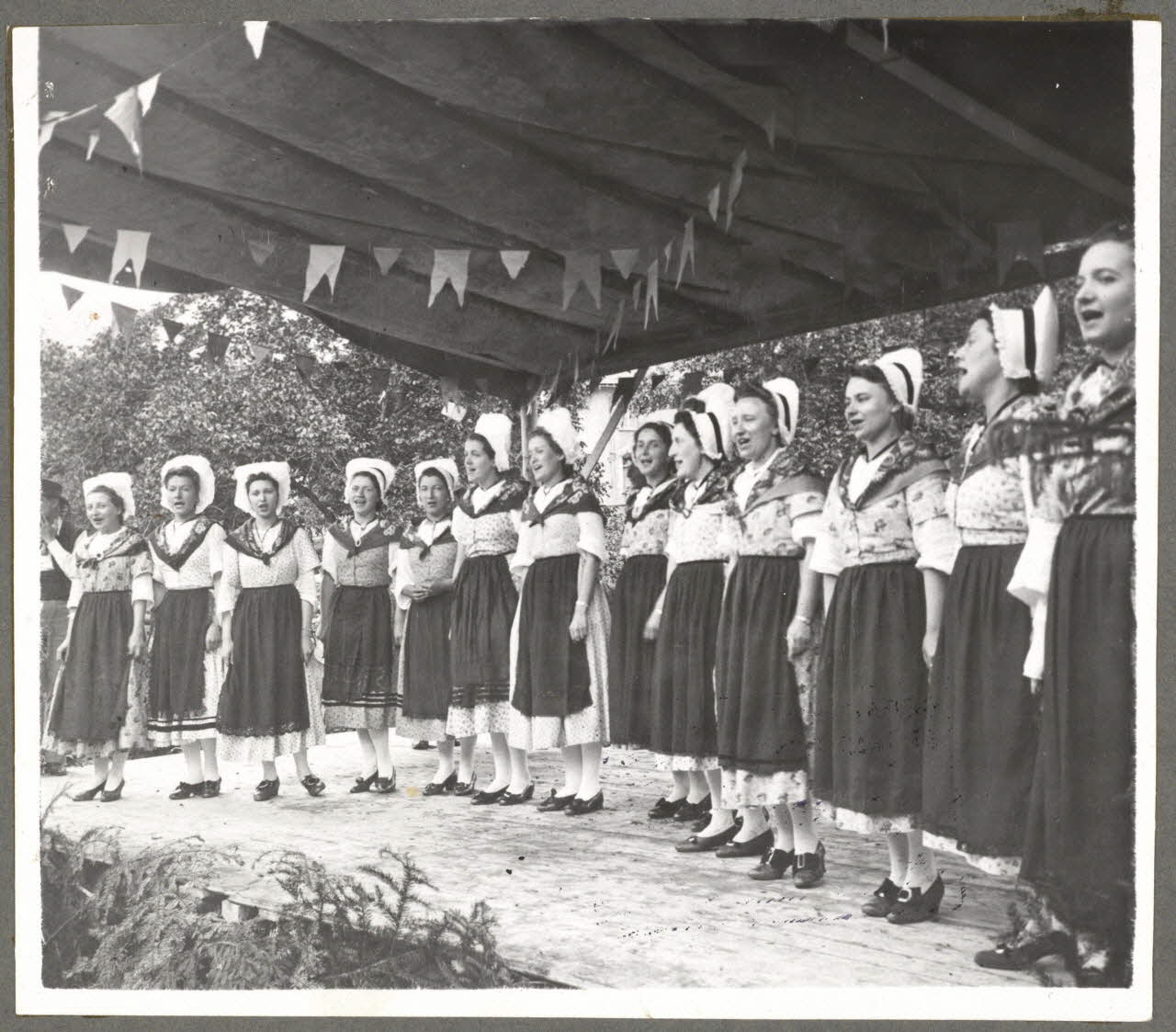 photographie Groupe folklorique Les Trois Roses Ph.1941.83.1 Photo