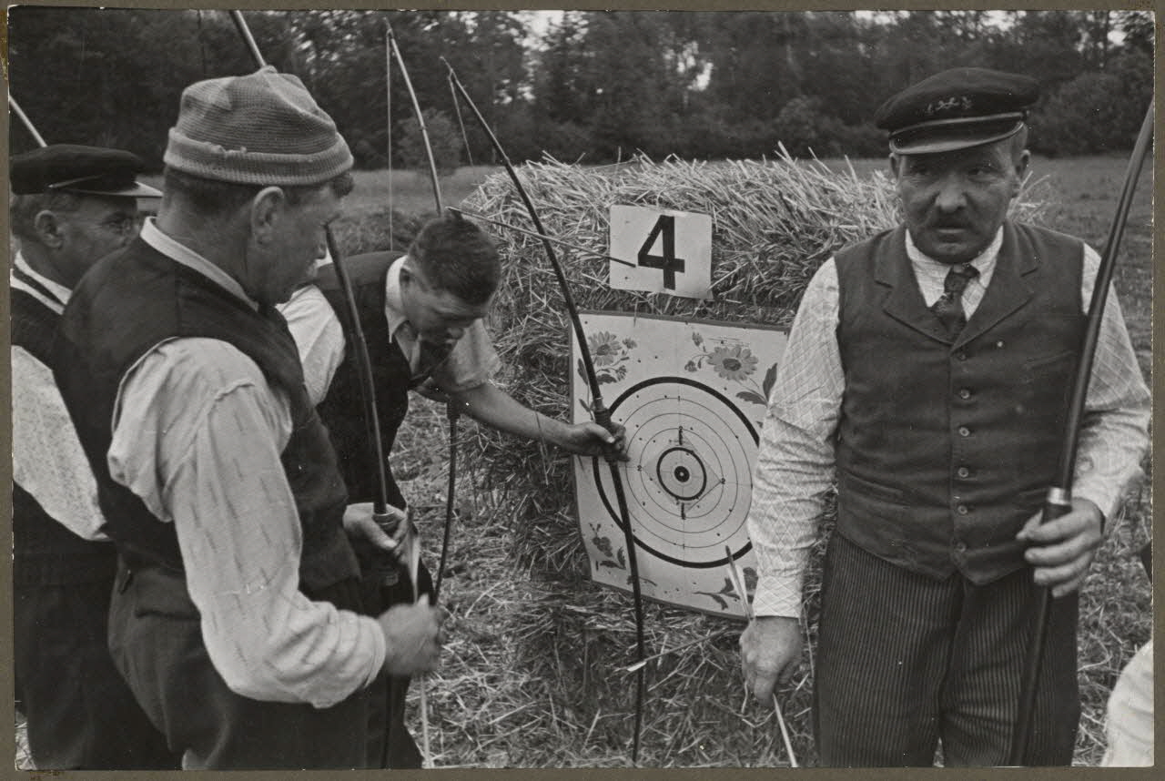 Madame Cartier photographie Dans le parc. Fête de Sylvie et des tireurs d'arc organisée par la Fédération folklorique d'Ile-de-France. Les cartons de tir étaient décorés par R. Menan Picardie, France 1938/6/19 Ph.1941.97.12 Photo