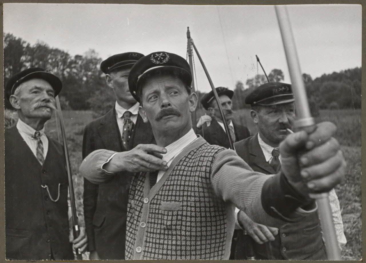 Madame Cartier photographie Dans le parc. Fête de Sylvie et des tireurs d'arc organisée par la Fédération folklorique d'Ile-de-France. Tireurs à l'arc Picardie, France 1938/6/19 Ph.1941.97.14 Photo Mucem / Mme Cartier