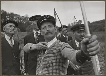 Madame Cartier photographie Dans le parc. Fête de Sylvie et des tireurs d'arc organisée par la Fédération folklorique d'Ile-de-France. Tireurs à l'arc Picardie, France 1938/6/19 Ph.1941.97.14  Photo Mucem / Mme Cartier
