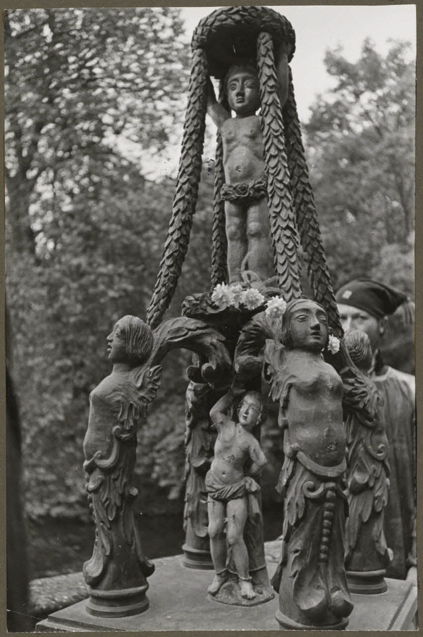 Madame Cartier photographie Dans le parc. Fête de Sylvie et des tireurs d'arc organisée par la Fédération folklorique d'Ile-de-France. Un des trophées des vignerons de la Marne Picardie, France 1938/6/19 Ph.1941.97.17 Photo