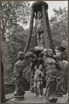 Madame Cartier photographie Dans le parc. Fête de Sylvie et des tireurs d'arc organisée par la Fédération folklorique d'Ile-de-France. Un des trophées des vignerons de la Marne Picardie, France 1938/6/19 Ph.1941.97.17 Photo