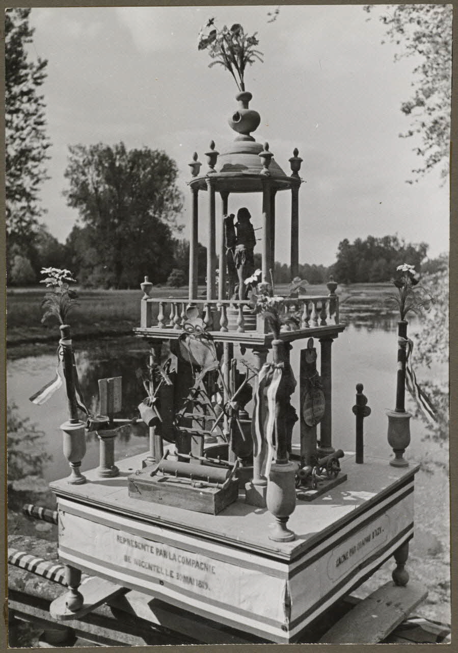 Madame Cartier photographie Dans le parc. Fête de Sylvie et des tireurs d'arc organisée par la Fédération folklorique d'Ile-de-France. Bouquet de la Compagnie d'arc de Nogentel Picardie, France 1938/6/19 Ph.1941.97.18 Photo