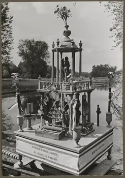 Madame Cartier photographie Dans le parc. Fête de Sylvie et des tireurs d'arc organisée par la Fédération folklorique d'Ile-de-France. Bouquet de la Compagnie d'arc de Nogentel Picardie, France 1938/6/19 Ph.1941.97.18 Photo