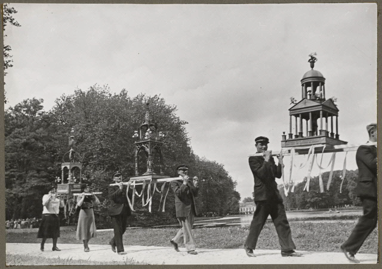 Madame Cartier photographie Dans le parc. Fête de Sylvie et des tireurs d'arc organisée par la Fédération folklorique d'Ile-de-France. Plusieurs trophées des archers vignerons de la Marne Picardie, France 1938/6/19 Ph.1941.97.19 Photo
