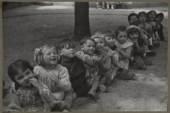 Anonyme photographie Square de la Butte-aux-Cailles. Enfants jouant et chantant Ile-de-France, France 1941 Ph.1941.97.2 Photo