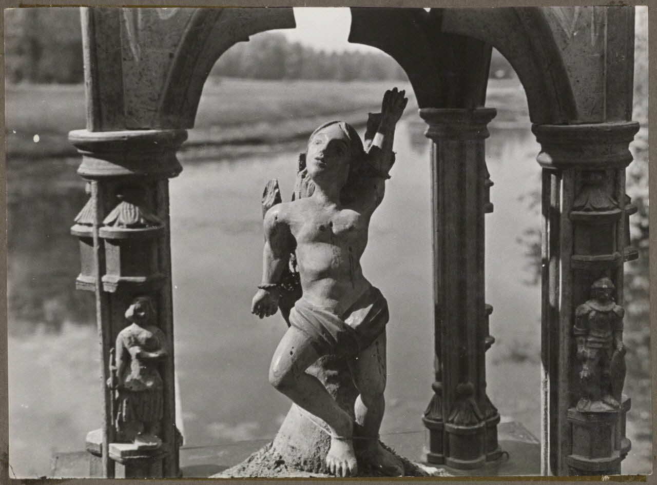 Madame Cartier photographie Dans le parc. Fête de Sylvie et des tireurs d'arc organisée par la Fédération folklorique d'Ile-de-France. Détail d'un trophée des archers vignerons de la Marne Picardie, France 1938/6/19 Ph.1941.97.20 Photo
