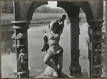 Madame Cartier photographie Dans le parc. Fête de Sylvie et des tireurs d'arc organisée par la Fédération folklorique d'Ile-de-France. Détail d'un trophée des archers vignerons de la Marne Picardie, France 1938/6/19 Ph.1941.97.20 Photo