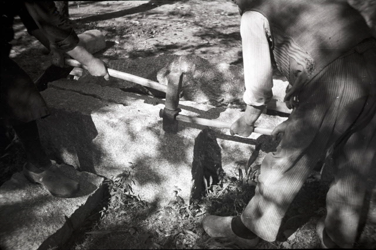Raymond Sénevat photographie M. Silasse, artisan, taillant une pierre. Dégrossissage : masse et têtu Basse-Normandie, France 1942/9/16 Ph.1942.111.78 Photo