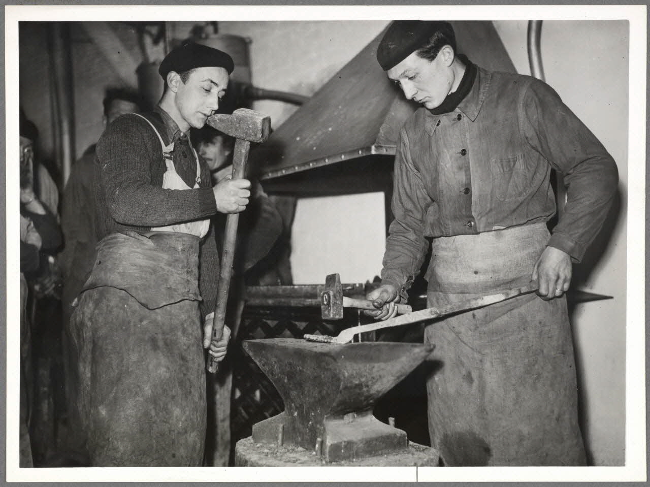 Agence LAPI photographie Paris. Centre de perfectionnement de l'artisanat rural. Fête de la Saint-Eloi Ile-de-France, France 1941/12/9 Ph.1942.61.13 Photo