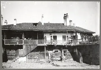 photographie Maisons de pierres, habitation à deux étages, refuge fortifié Ph.1943.114.35  Photo