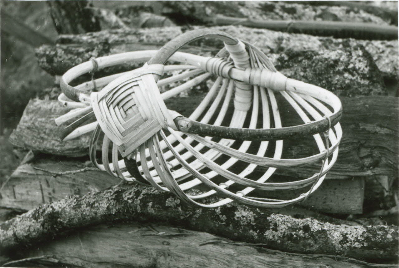 photographie Isidore Sophie, vannier. Carcasse de panier montée Ph.1943.116.61 Photo