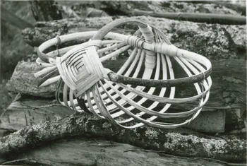photographie Isidore Sophie, vannier. Carcasse de panier montée Ph.1943.116.61 Photo