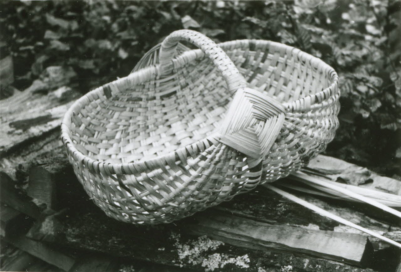 photographie Isidore Sophie, vannier. Panier de bourdaine terminé Ph.1943.116.62 Photo