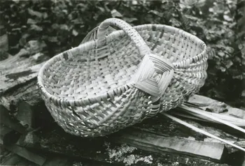 photographie Isidore Sophie, vannier. Panier de bourdaine terminé Ph.1943.116.62 Photo