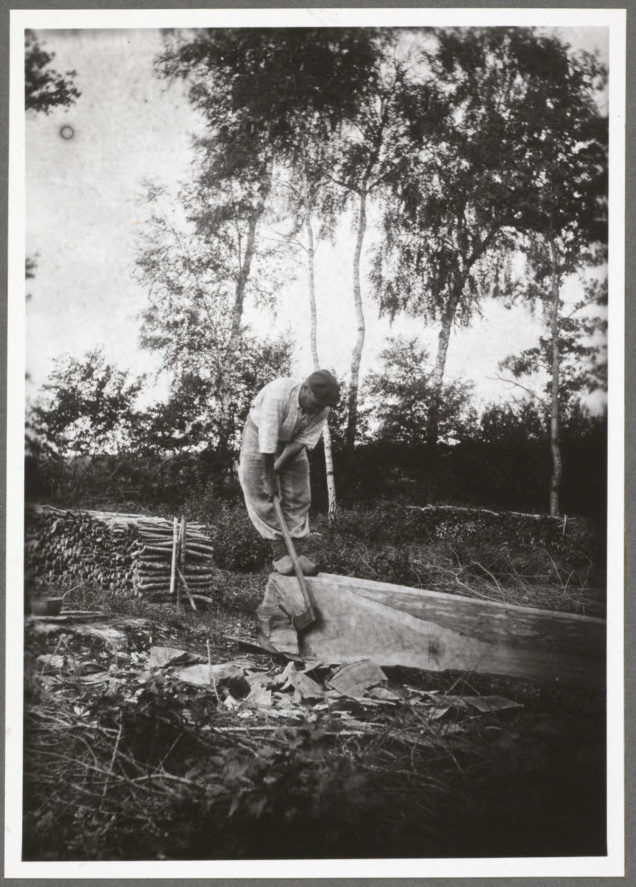 Monsieur D' Anchaed photographie Bois de Poisun. Emploi de la cognée pour le nettoyage de la coupe Bourgogne, France 1903/7/18 Ph.1943.125.15 Photo