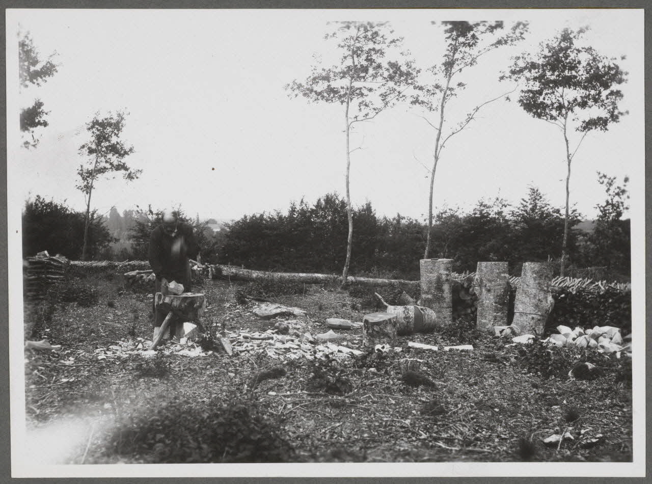 Monsieur D' Anchaed photographie Bois de Poisun. Sabotier Bourgogne, France 1903/7/18 Ph.1943.125.17 Photo