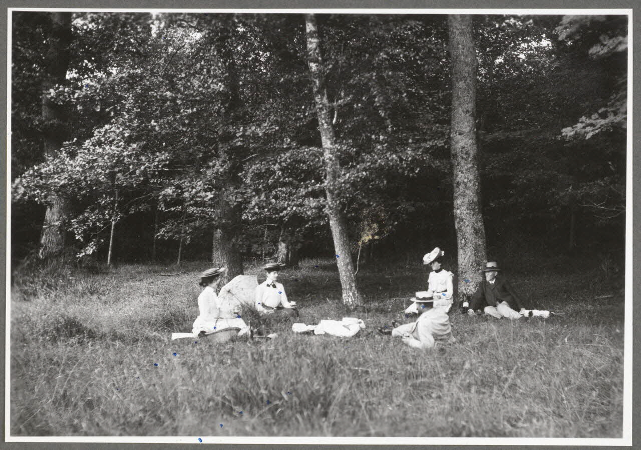 Monsieur D' Anchaed photographie Bois de Poisun. Déjeuner sur l'herbe Bourgogne, France 1903/7/20 Ph.1943.125.31 Photo