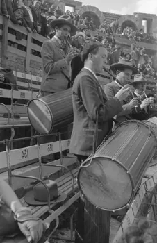 Lucien Lepelletier photographie Fête de la Saint-Georges. Tambourinaires accompagnant les jeux Provence-Alpes-Côte d'Azur, France 1943/5/3 Ph.1943.126.11  Photo