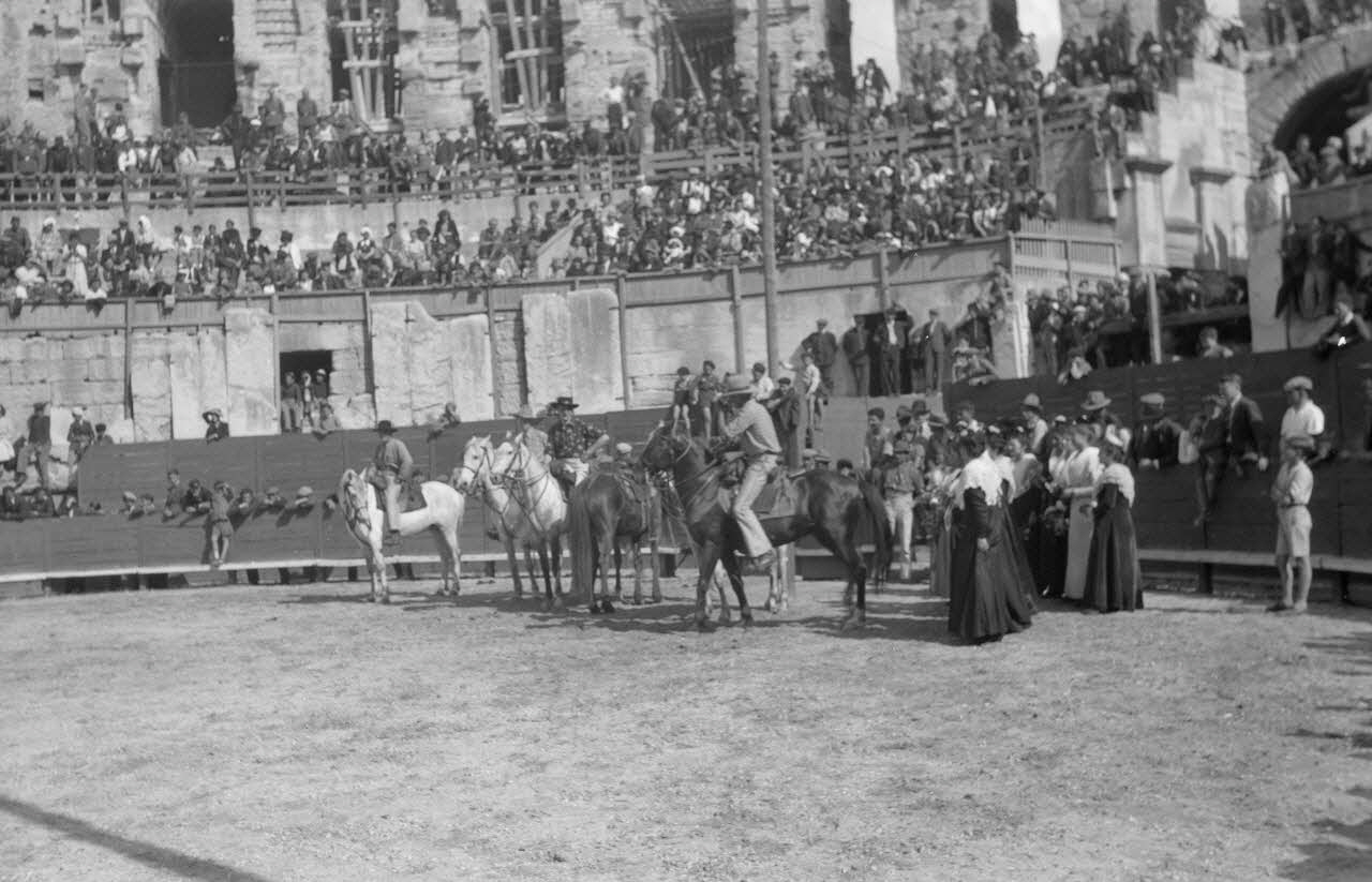 Lucien Lepelletier photographie Fête de la Saint-Georges. Jeux du bouquet. Gardian présentant le bouquet à ses rivaux Provence-Alpes-Côte d'Azur, France 1943/5/3 Ph.1943.126.12  Photo