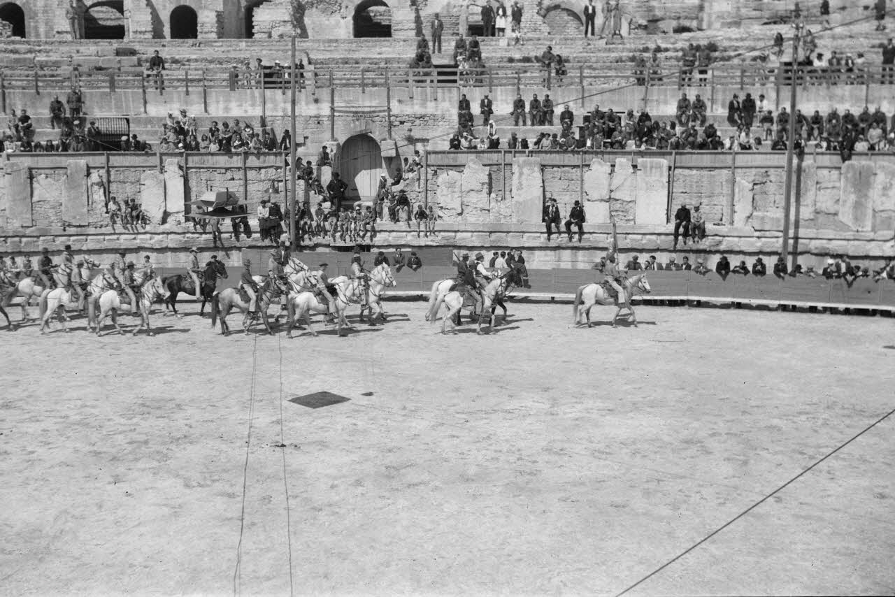 Lucien Lepelletier photographie Fête de la Saint-Georges. Gardians faisant le tour des arènes Provence-Alpes-Côte d'Azur, France 1943/5/3 Ph.1943.126.6 Photo