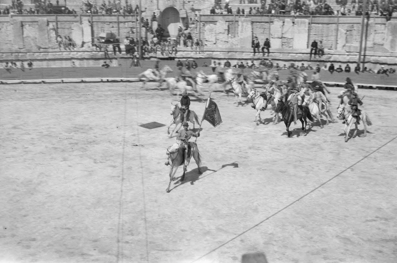 Lucien Lepelletier photographie Fête de la Saint-Georges. Capitaine saluant la tribune d'honneur Provence-Alpes-Côte d'Azur, France 1943/5/3 Ph.1943.126.7 Photo